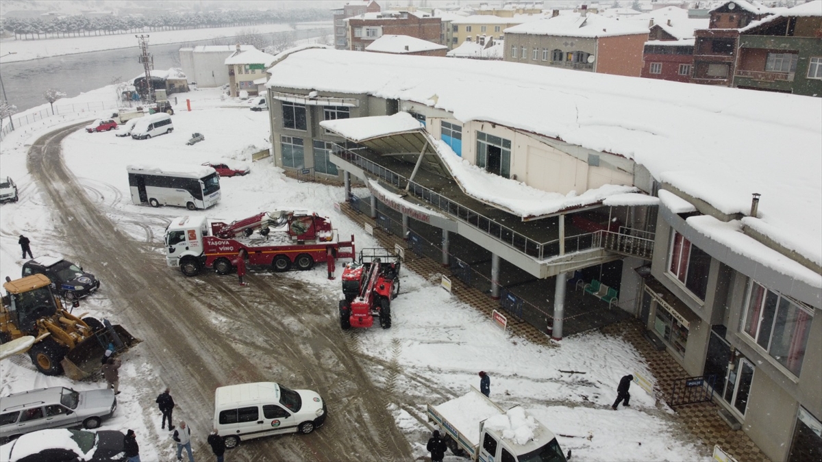 Amasya'nın Taşova ilçesinde aşırı kar biriken otogarın çatısında çökme oluştu