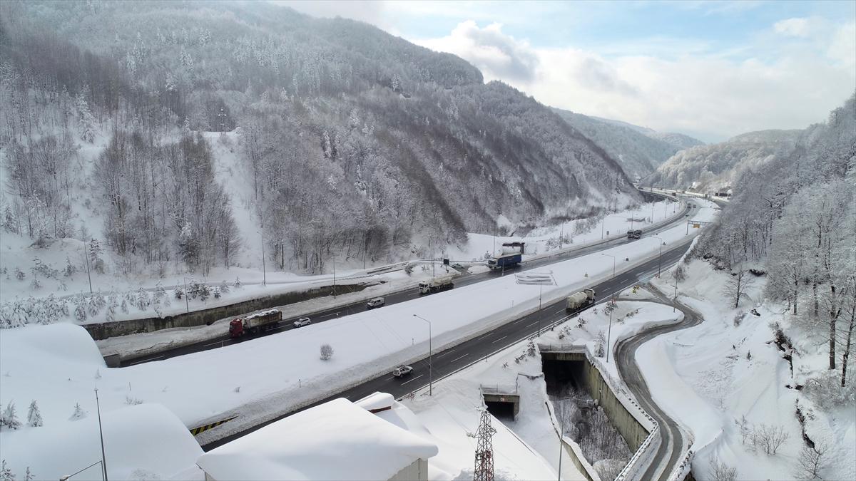 - Yoğun kar yağışının ardından bölgede Karayolları ekiplerinin çalışması devam