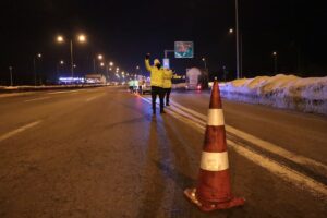 - Kar temizleme çalışması nedeniyle İstanbul yönüne kapatılan ulaşımın saat