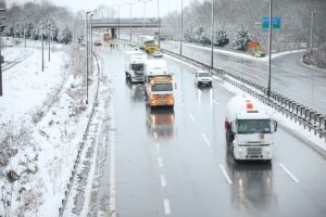 SAKARYA (AA) – Yoğun kar yağışının etkili olduğu Anadolu Otoyolu'nun