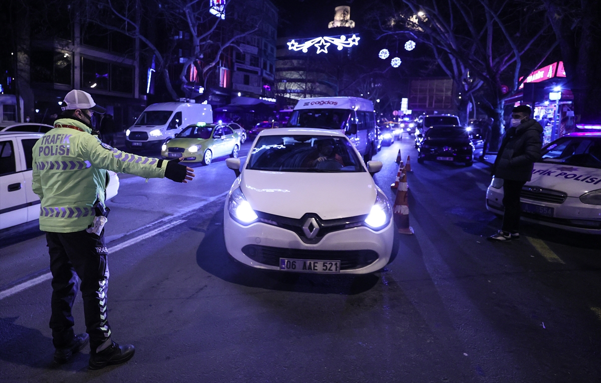 Ankara Valisi Şahin, yılın son akşamında görev başındaki polisleri ziyaret etti