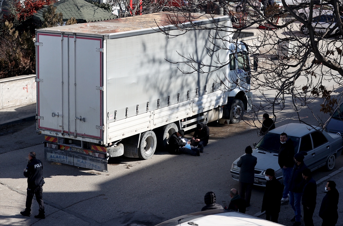 Ankara'da kamyonun çarptığı yaya hayatını kaybetti