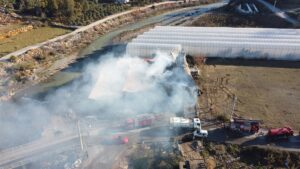 - Çatısı çöken atölye kullanılamaz hale geldi, alevlerin sıçradığı meyve