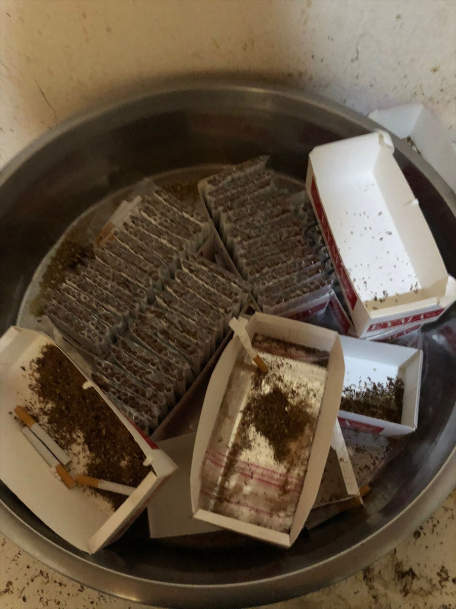 Antalya'da evlerini kaçak sigara imalathanesine çeviren 2 şüpheli yakalandı