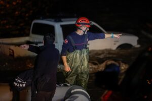 ANTALYA (AA) – Antalya'da toprak kayması sonucu araçlarıyla çaya sürüklenen