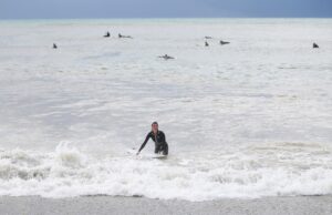 - Alanya ilçesinde bir grup sporcu, 3 metreyi bulan dalgaların