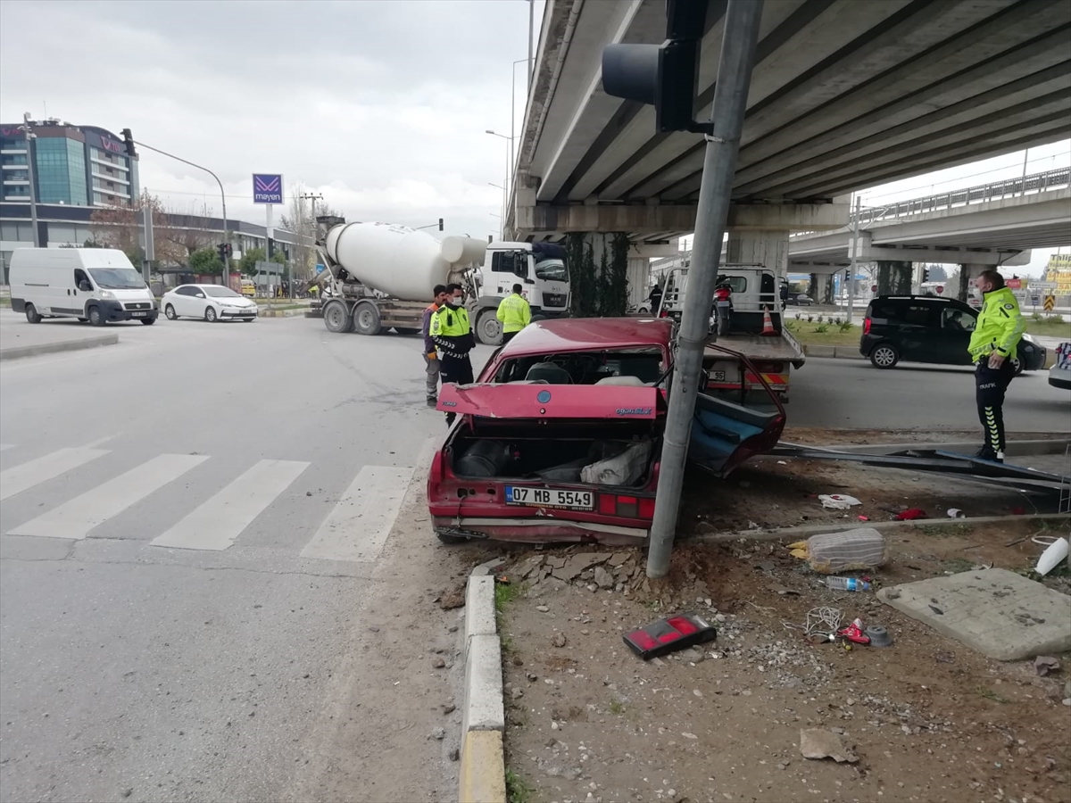 Antalya'da otomobil ile kamyonetin çarpıştığı kazada 4 kişi yaralandı