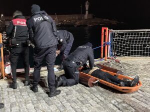 ANTALYA (AA) – Antalya'da polis, falezlerden denize düşerek boğulma tehlikesi