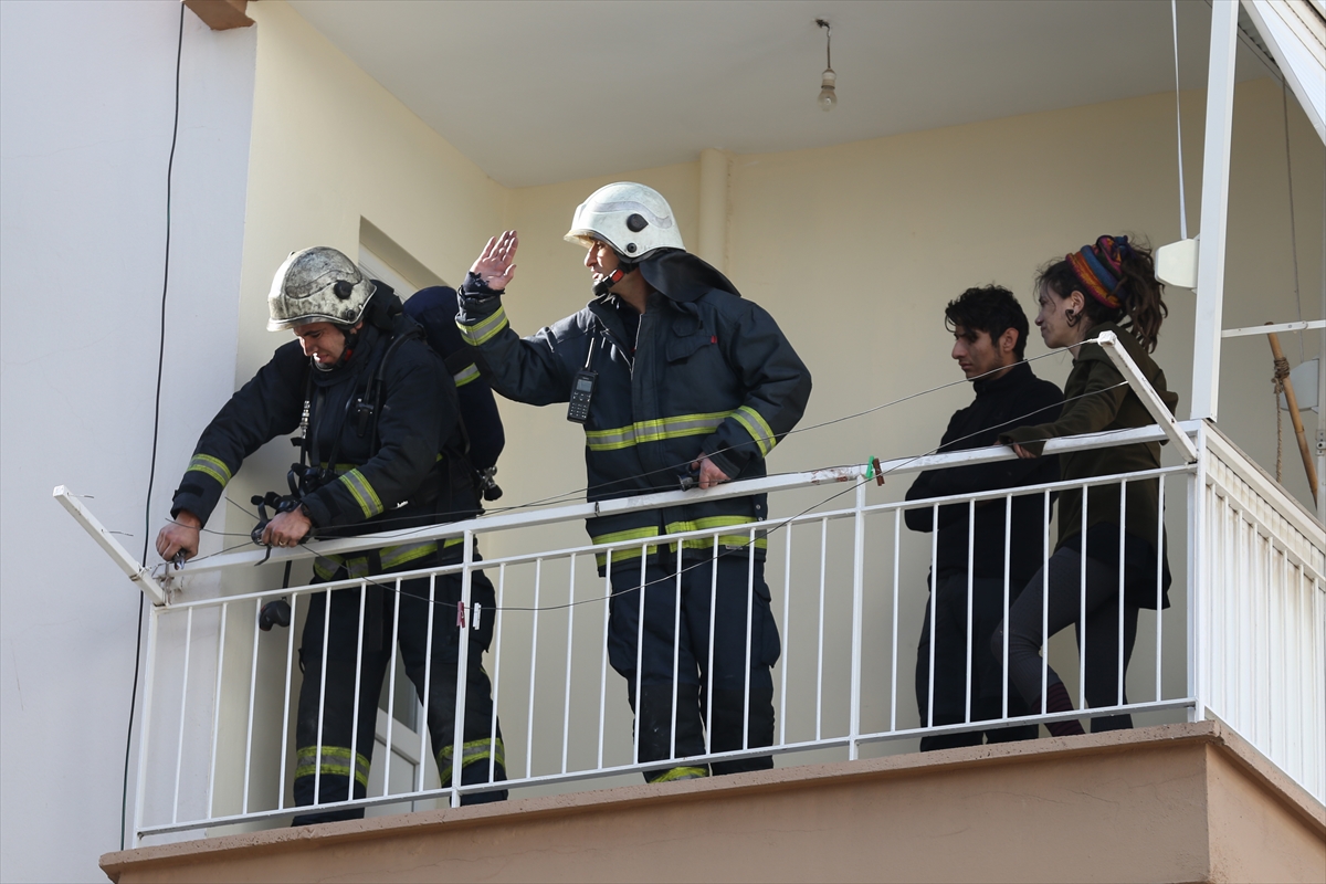 Antalya'da yangın çıkan evin balkonunda mahsur kalan 2 kişi kurtarıldı