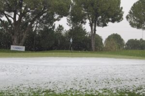 ANTALYA (AA) – Antalya'nın bazı ilçelerinde kar yağışı etkili oluyor,