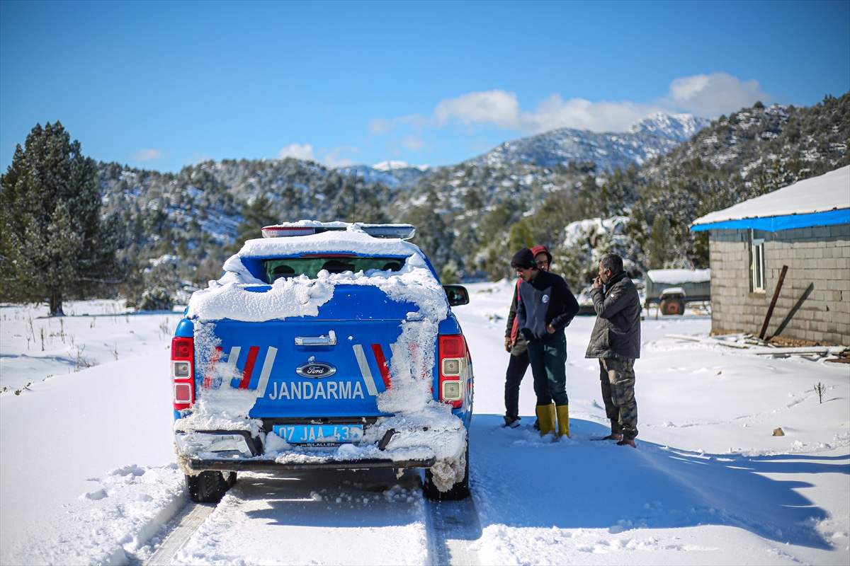 Antalya'nın yüksek kesimlerinde karla mücadele çalışmaları sürüyor