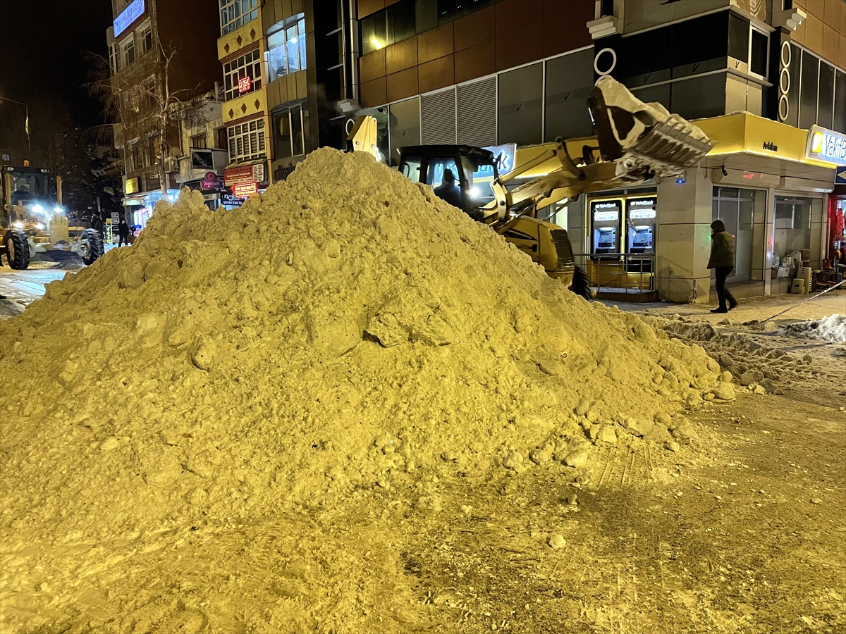 Ardahan'da cadde ve sokaklarda biriken kar kamyonlarla şehir dışına taşınıyor