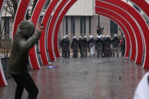 - Polis, göstericilere göz yaşartıcı gazla müdahale etti