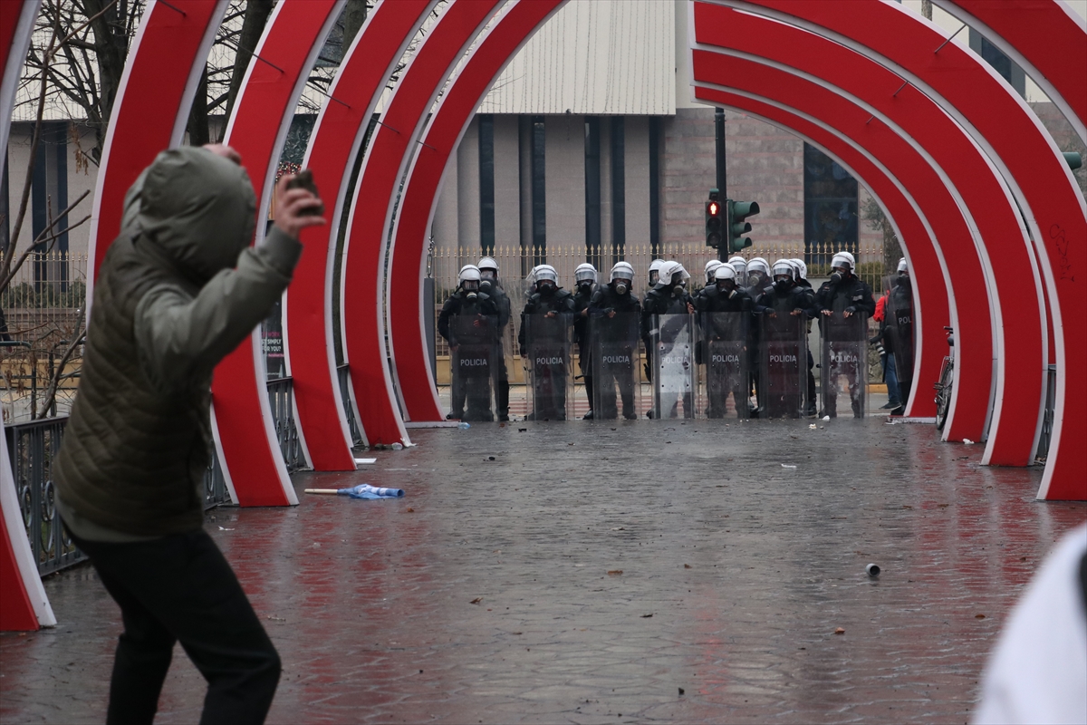 Arnavutluk'taki protestolarda gerginlik yaşandı