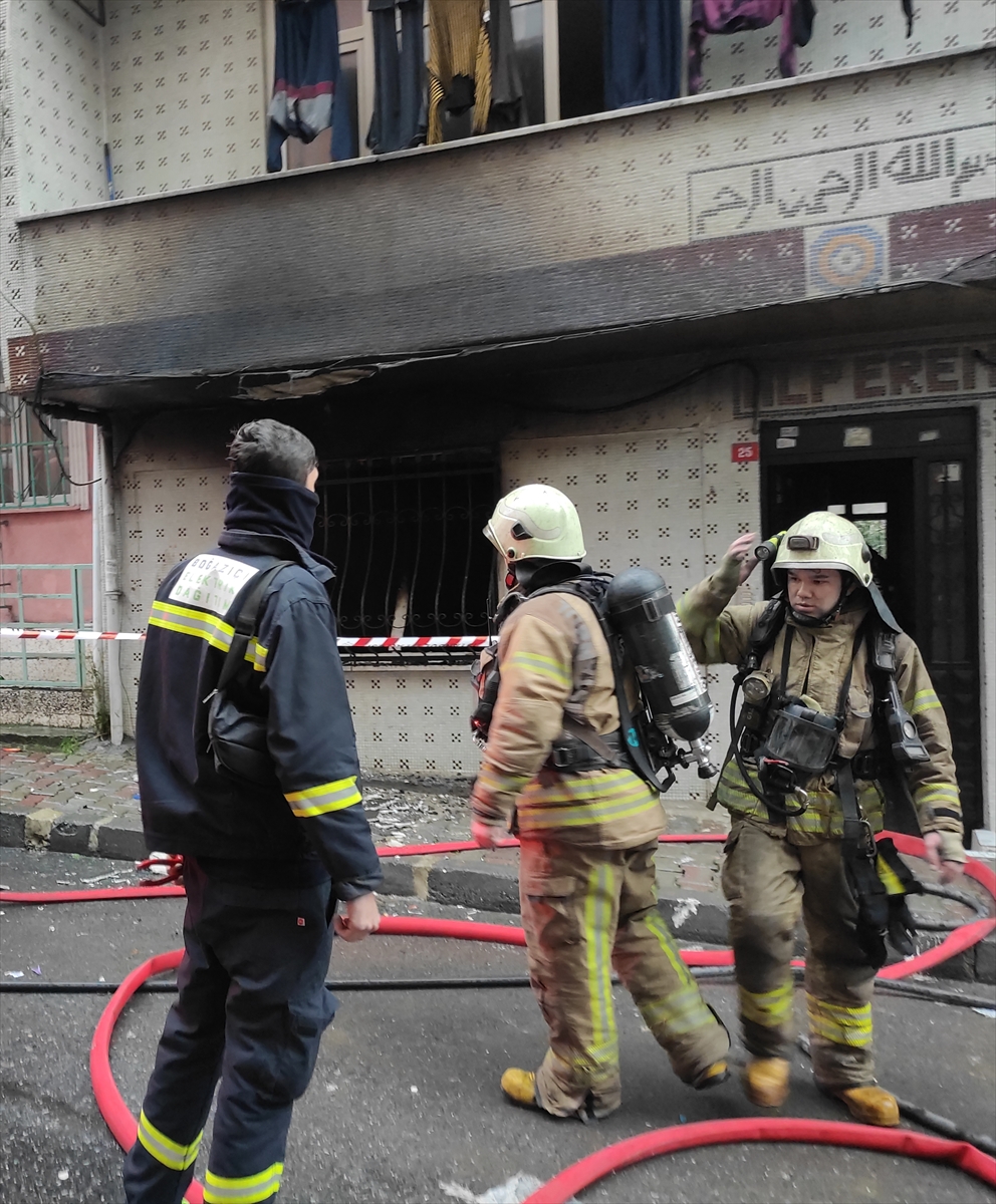 Bağcılar'da yangın çıkan apartmanda mahsur kalan 8 kişi kurtarıldı