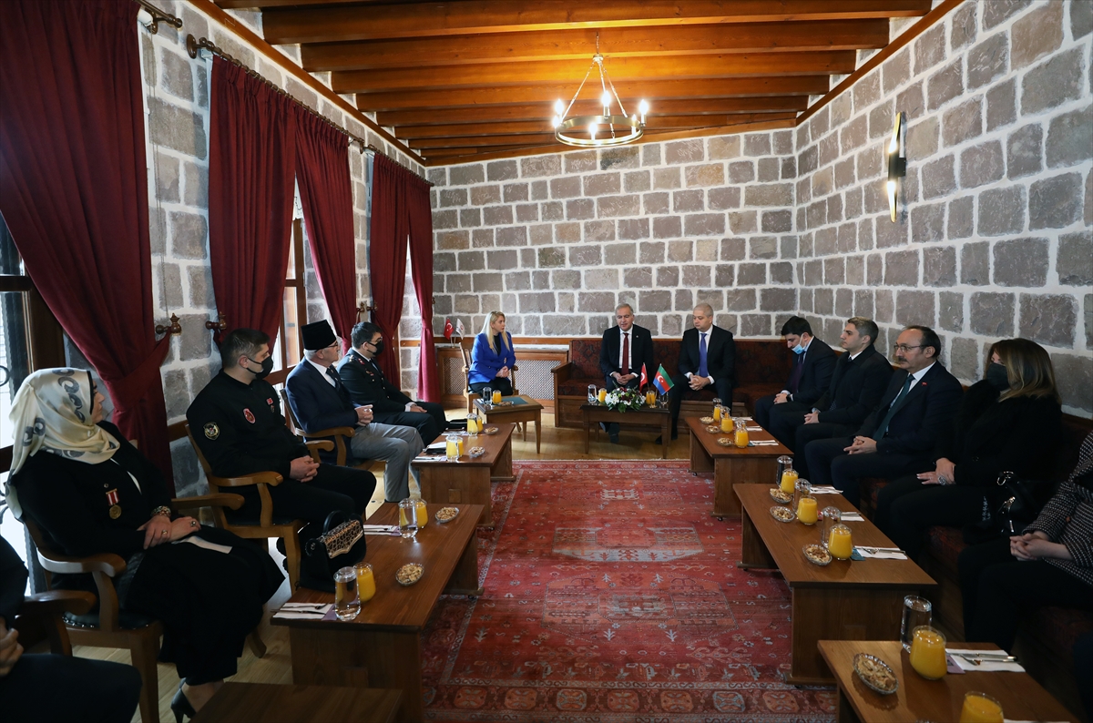 Bakan yardımcısı Ergüneş, Azerbaycanlı mevkidaşıyla şehit yakınları ve gazileri ziyaret etti