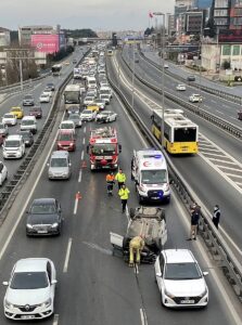- Kaza nedeniyle D-100 kara yolunun Topkapı istikametinde trafik yoğunluğu