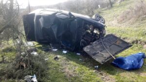 BALIKESİR (AA) – Balıkesir'in Bigadiç ilçesinde otomobilin tarlaya devrilmesi sonucu