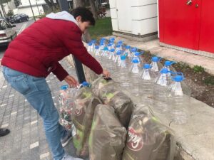 BALIKESİR (AA) – Balıkesir'in Burhaniye ilçesinde yüksekokul öğrencileri, sokak hayvanlarının