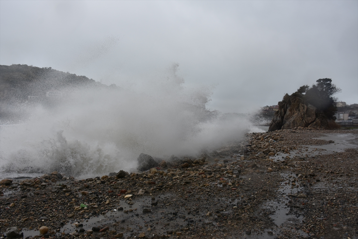 Bartın'da şiddetli rüzgar 5 metreyi aşan dalgalar oluşturdu