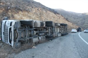 BATMAN (AA) – Batman'ın Gercüş ilçesinde tırın devrilmesi sonucu bir