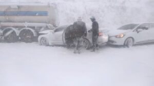 BATMAN (AA) – Batman'ın Gercüş ilçesinde kar yağışı ve tipi