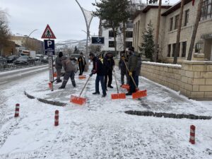 BAYBURT (AA) – Bayburt'ta cadde, sokak ve parklar, kar yağışıyla