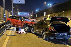 İSTANBUL (AA) – Beyoğlu'nda 3 otomobilin karıştığı trafik kazasında 1