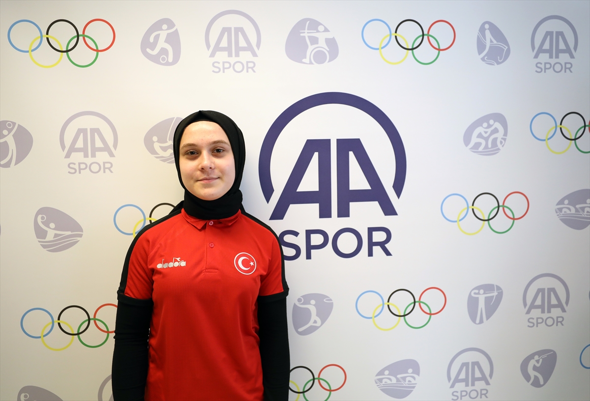 Bileği dünyada bükülmeyen 15 yaşındaki şampiyon: Esra Akbaş