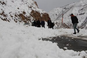 - Yolcuların küreklerle müdahalesiyle yol ulaşıma açıldı