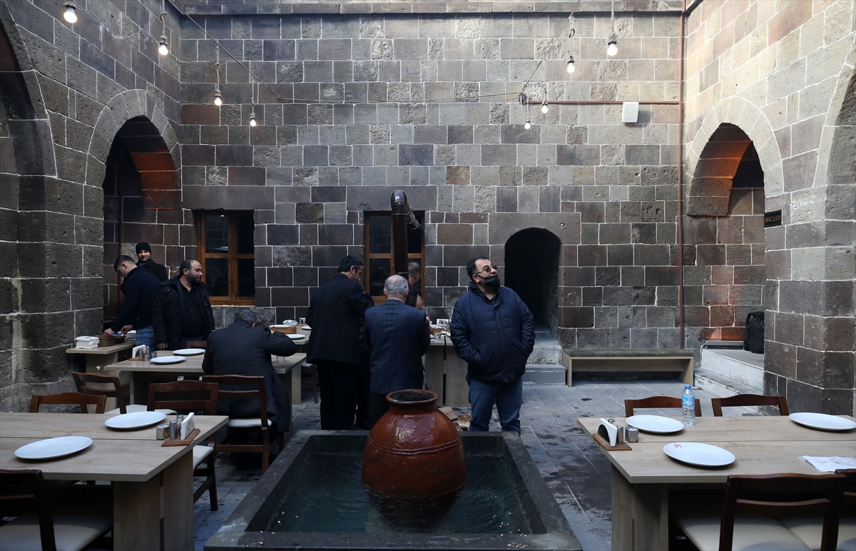 Bitlis'in büryan kebabı 4 asırlık handa ziyaretçilere sunuluyor