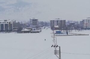 BİTLİS (AA) – Bitlis'in Güroymak ilçesinde, yoğun kar nedeniyle eğitime