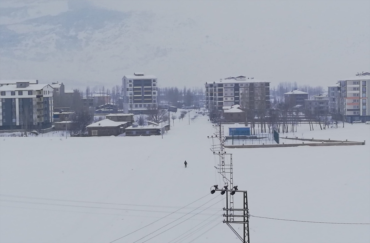 BİTLİS (AA) – Bitlis'in Güroymak ilçesinde, yoğun kar nedeniyle eğitime