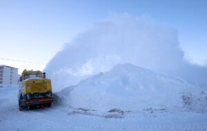 BİTLİS (AA) – Bitlis Belediyesi ekipleri, kentte kar yağışının durmasının