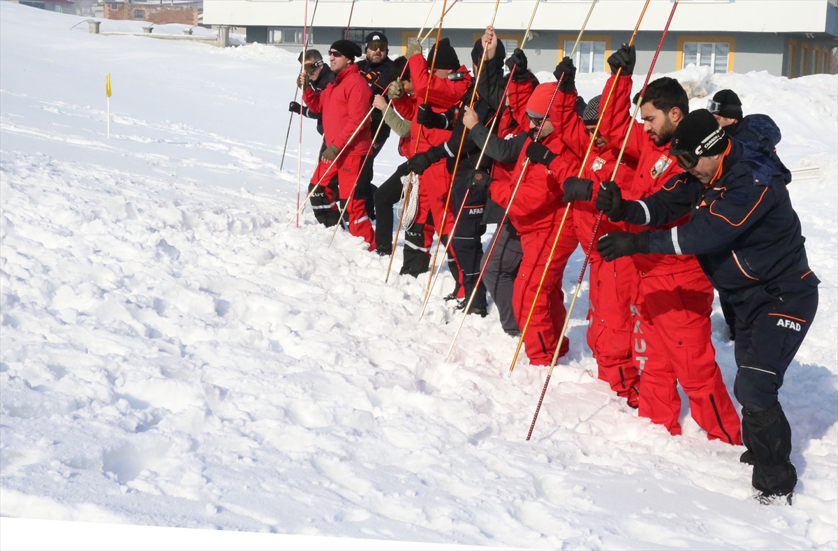 Bitlis'te arama kurtarma ekipleri dondurucu soğukta çığ eğitimi alıyor
