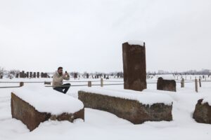 BİTLİS (AA) – Bitlis'in Ahlat ilçesindeki Selçuklu Meydan Mezarlığı, iki