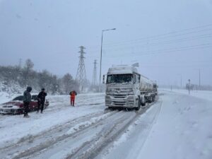 - Karayolları ekipleri zaman zaman Anadolu Otoyolu'nda trafik akışını keserek