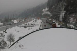 - Karayolları ekipleri, bölgede ulaşımın aksamaması için kar küreme ve