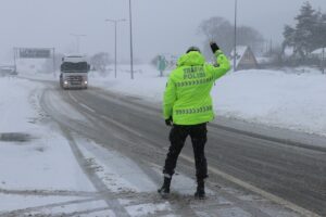 - D-100 kara yolu Ankara istikametinde ise tırların geçişi kontrollü