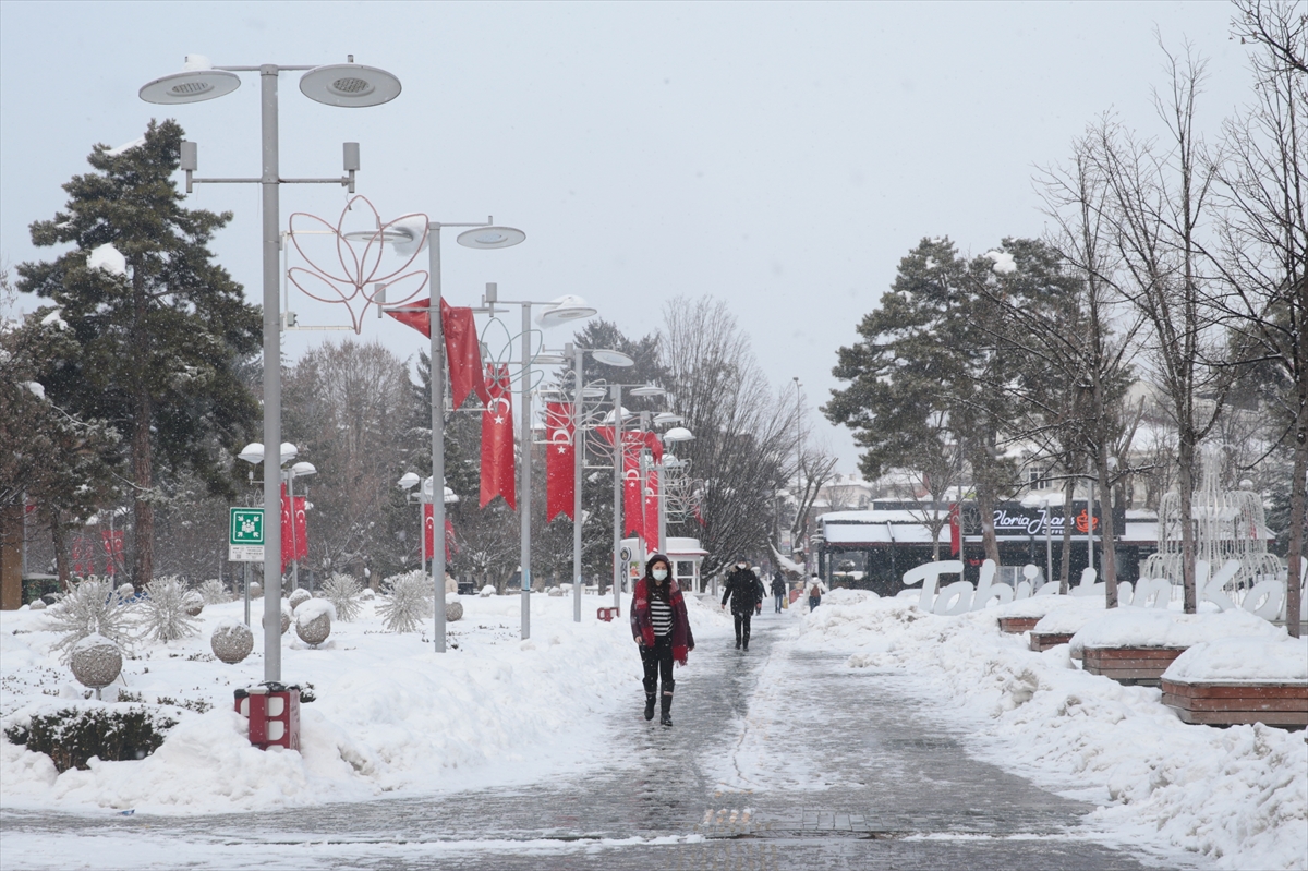 Bolu kent merkezinde kar yağışı başladı