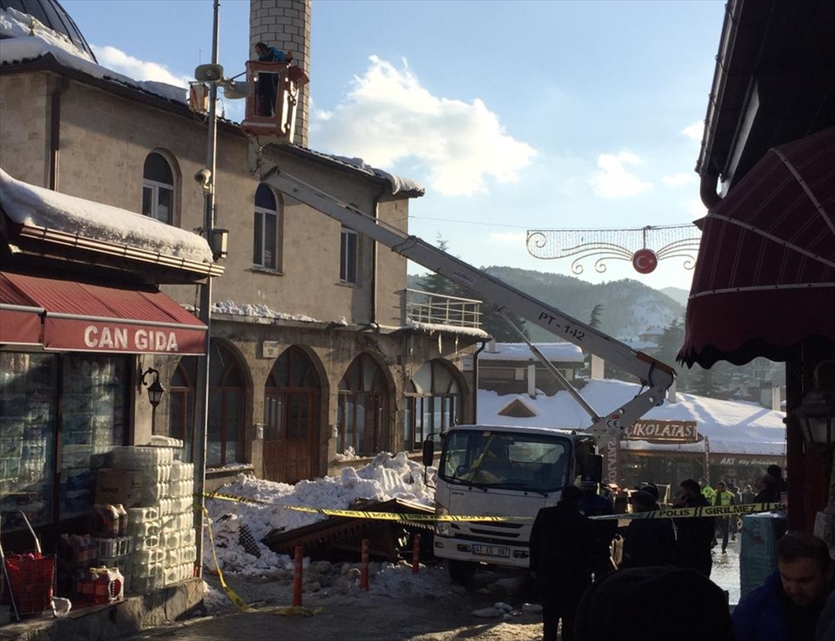 Bolu'da kar nedeniyle caminin sundurması çöktü, 5 kişi yaralandı