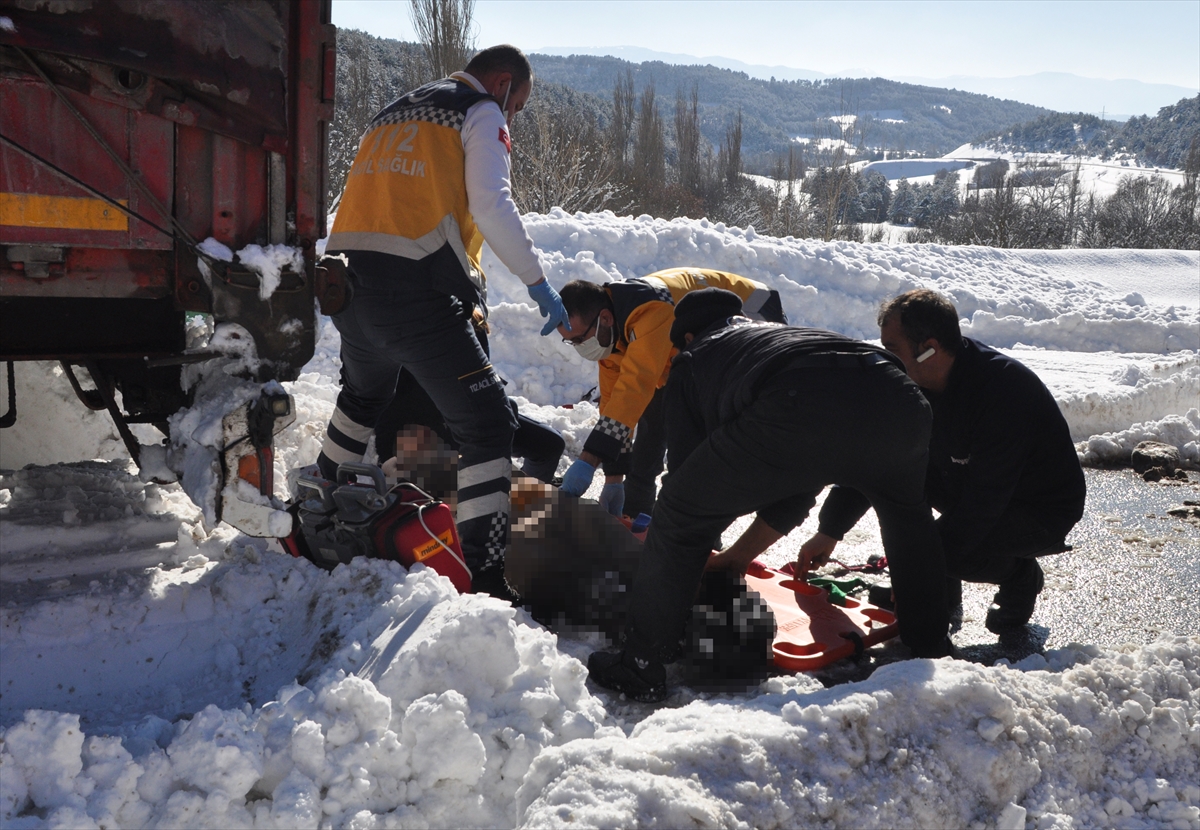 Bolu'da kar nedeniyle park ettiği aracını çıkarmaya çalışan sürücüsü hayatını kaybetti