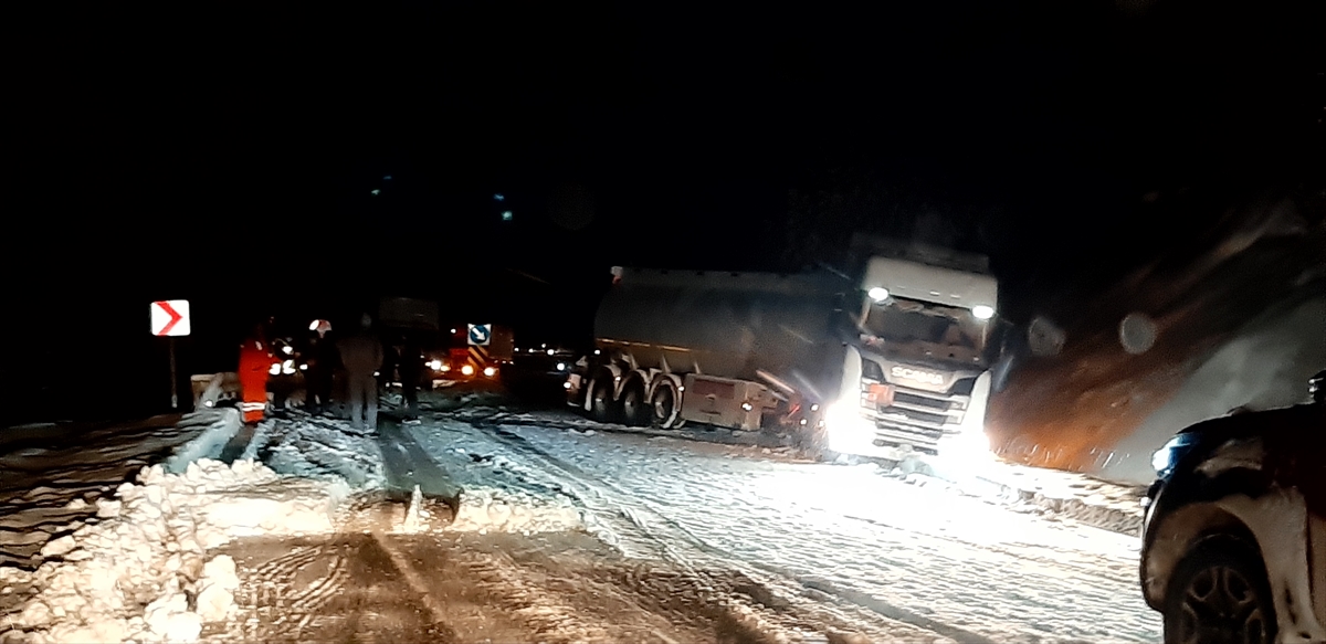 Bolu'da, kayan tanker ulaşımda aksamaya neden oldu