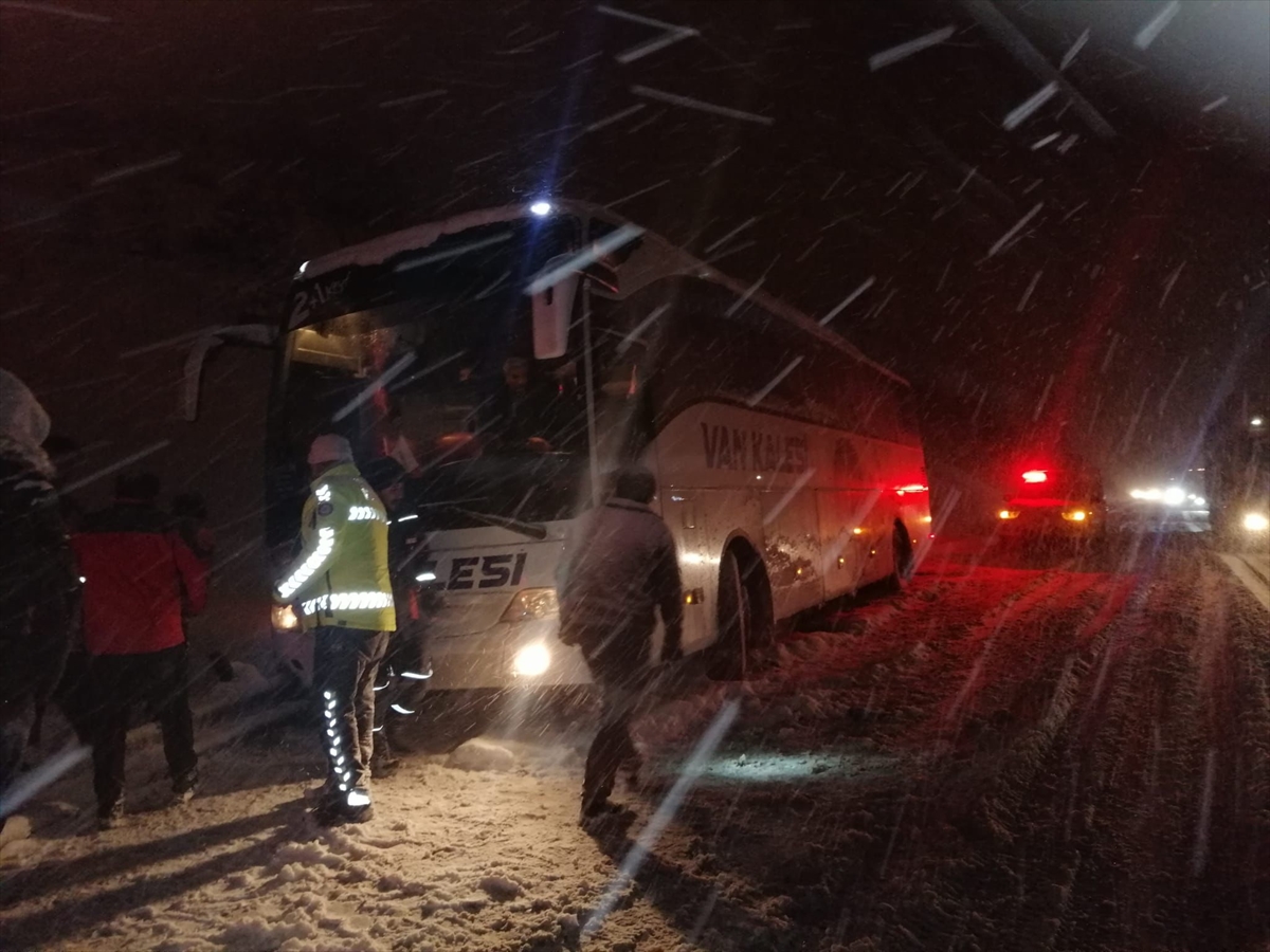 Bolu'da yoldan çıkan otobüste mahsur kalan yolcular kurtarıldı