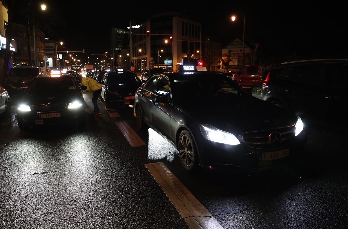 Brüksel'de taksicilerden Uber protestosu