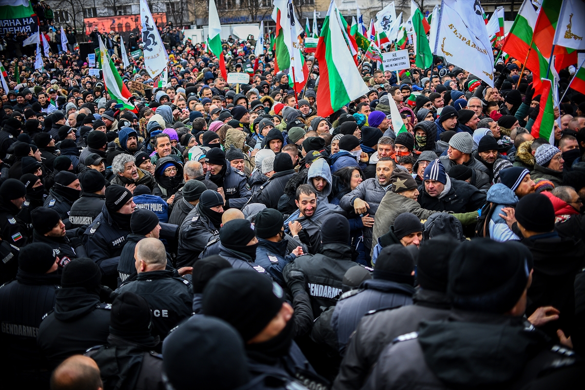 Bulgaristan'da Kovid-19 önlemlerini protesto edenlerle polis arasında arbede çıktı