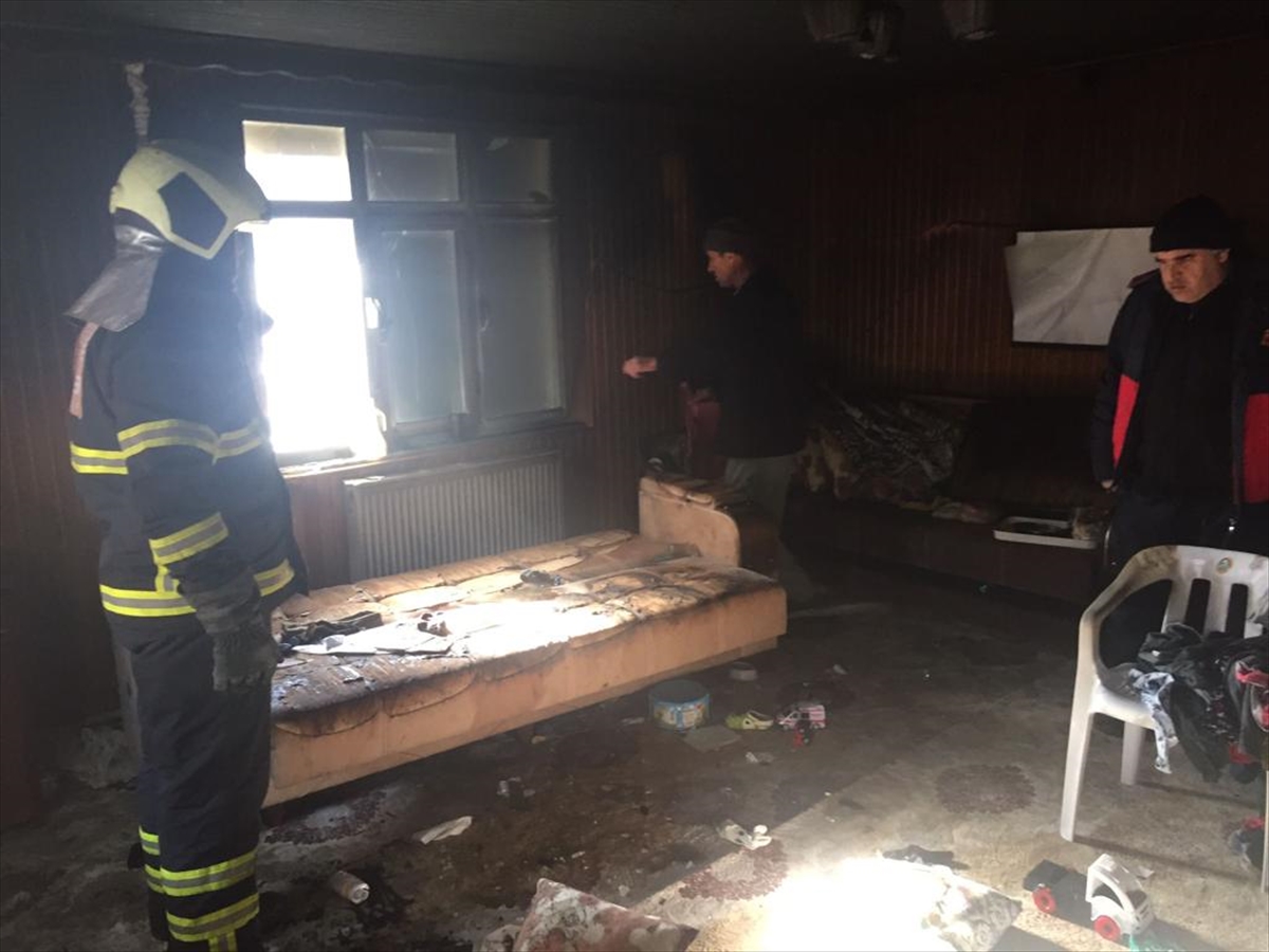 Burdur'da evde çıkan yangında anne ve iki çocuğu yaralandı