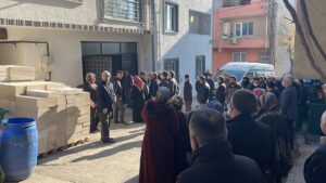 BURSA (AA) – Bursa'da 3 katlı binanın çatısını yaparken düşen