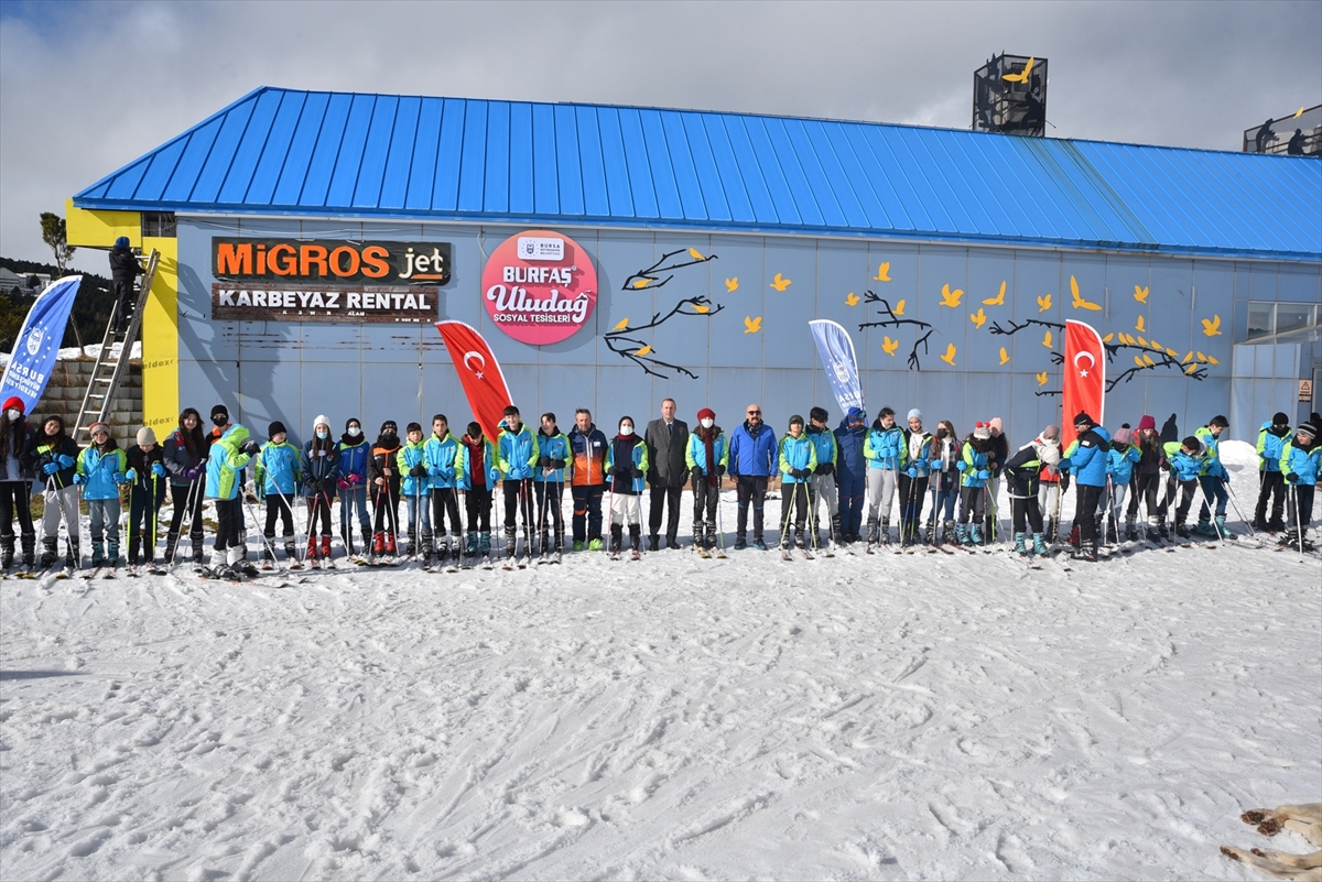 Bursa'da ilk defa Uludağ'a çıkan öğrenciler kayak yapmanın mutluluğunu yaşadı
