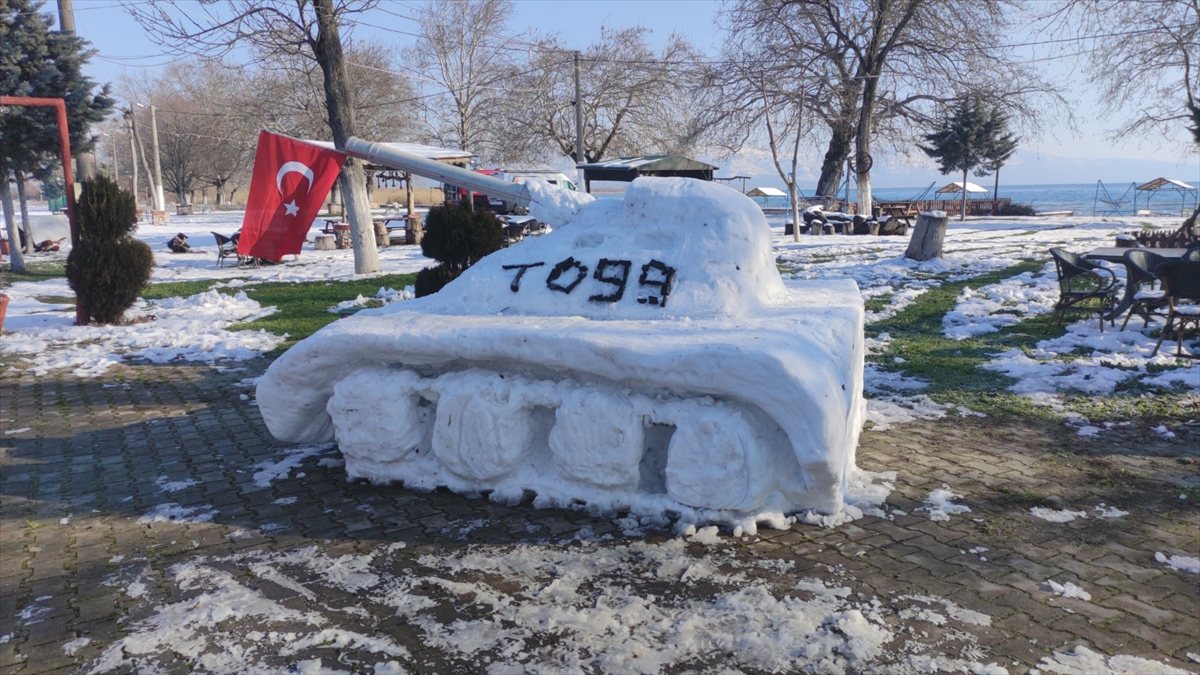 Bursa'da kardan yaptıkları tankın adını TOGG koydular